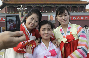 DPRK art troupe call at China