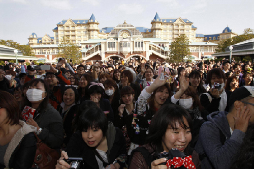 Tokyo Disneyland reopens after quake