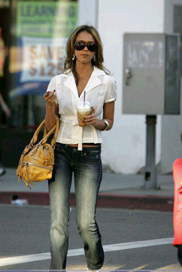 New style: Celebs toting coffee cup