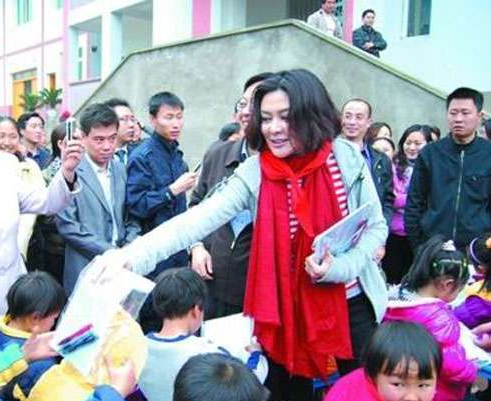 Rosamund Kwan donates for Hope primary school