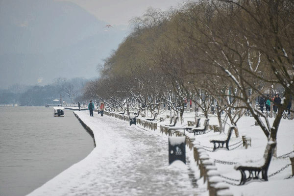 Tourists wonder by West Lake after snowfall in China's Hangzhou