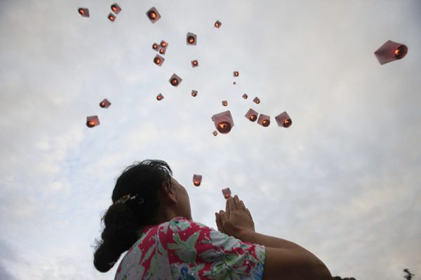 Lanterns lit to celebrate Mid-Autumn