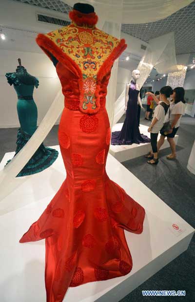 Splendid cheongsams displayed at museum in Hangzhou