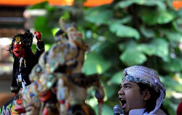 Artists perform in Int'l Mask and Puppet Festival in Indonesia