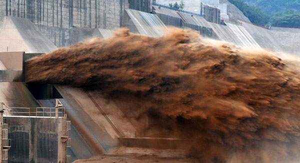 Tourists visit Xiaolangdi Reservoir on Yellow River