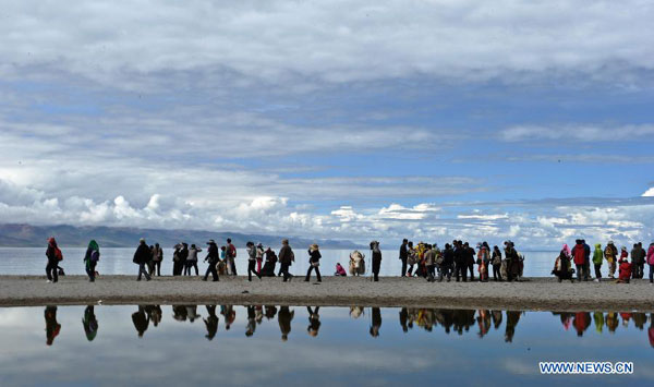 Tourists enjoy gorgeous scenery in Tibet