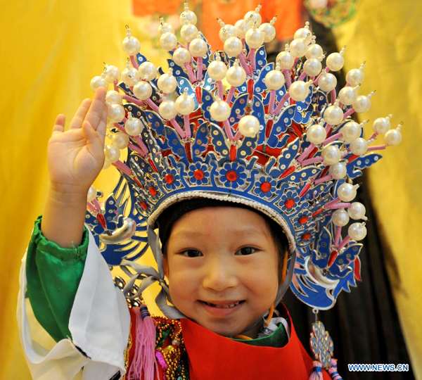 3 years old Sichuan Opera face change performer