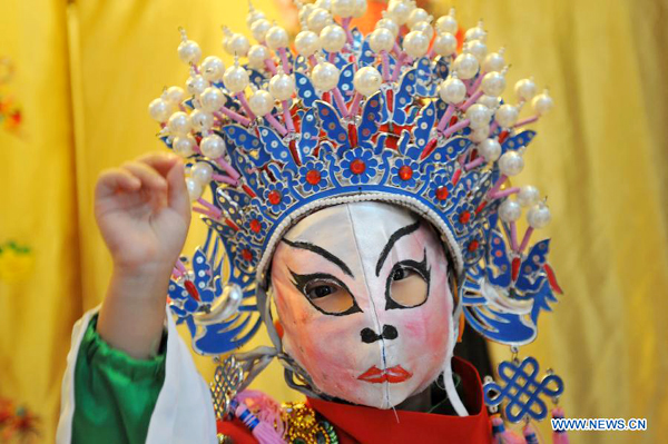 3 years old Sichuan Opera face change performer