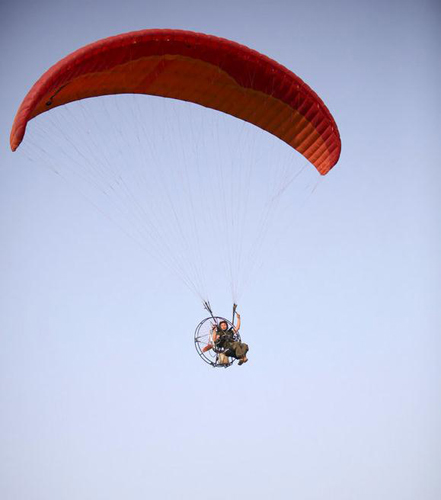 Commuters sail to work on parachute wings