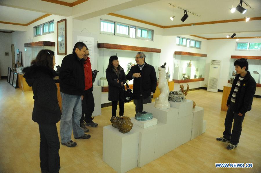 Renowned sculptor's works in Jingdezhen