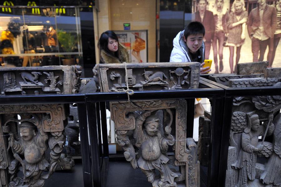 Exhibition of ancient Chinese architectural woodcarving components kicks off in Jinan