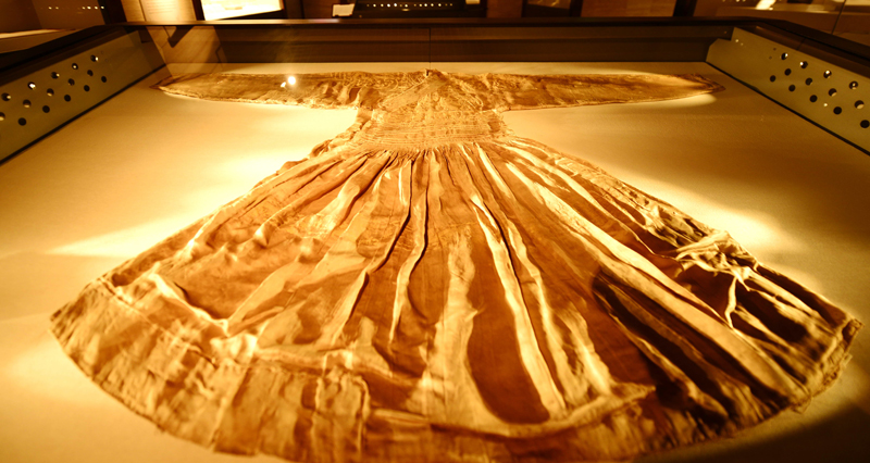 Garments from Ming and Qing dynasties on display