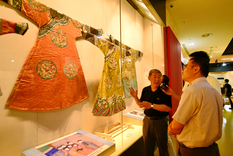 Garments from Ming and Qing dynasties on display