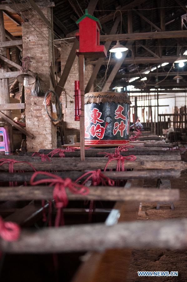 New dragon boat launched at Shangjiao village in Guangzhou