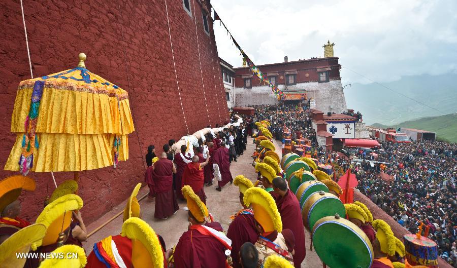 Huge Buddha portrait unfolded in Lhasa's Gandan Temple