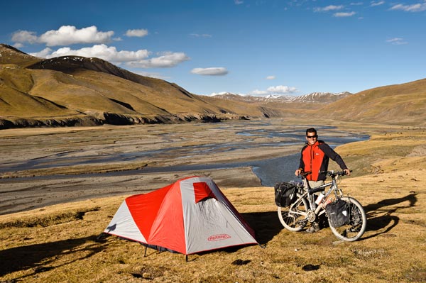 Spaniard explores China on a bicycle