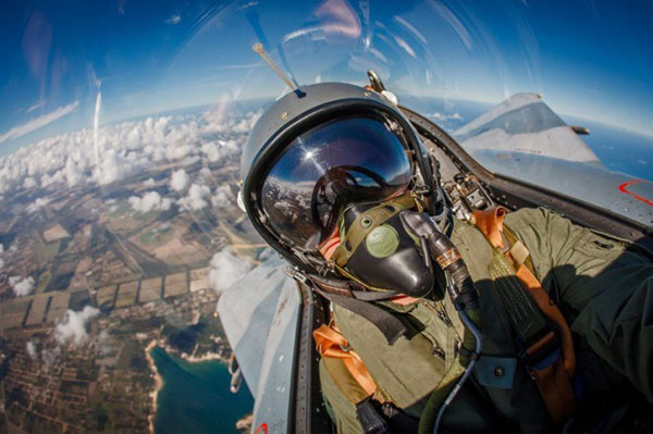 Pilots' selfies go viral online