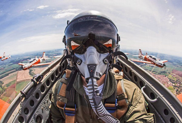 Pilots' selfies go viral online