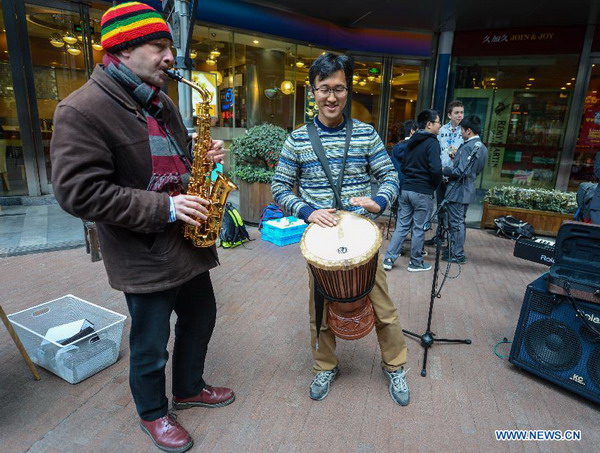 More than 60 int'l students participate in charity bazaar in Hangzhou