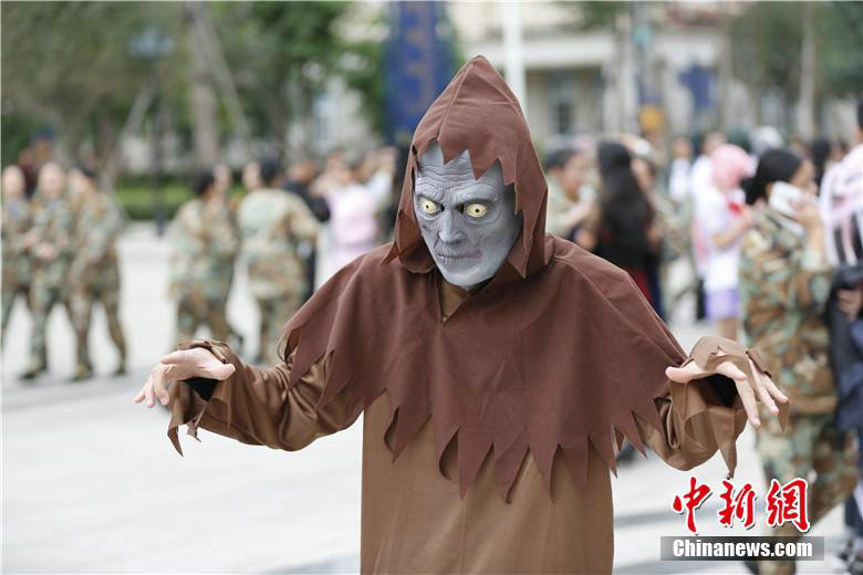 Halloween parade held in campus of SW China