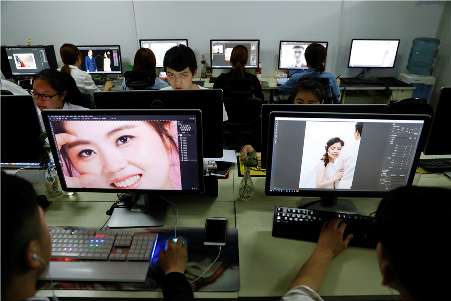 Flights, camera, action: Chinese couples strike a pose