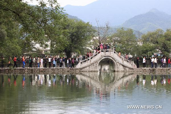 Famous spots in Anhui attract visitors during vacation