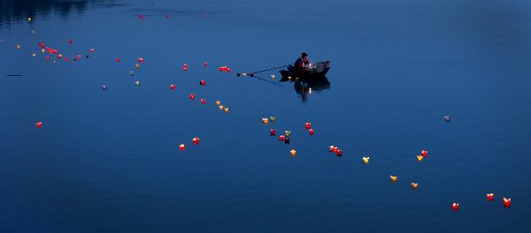 People set out lotus lanterns to express good wishes