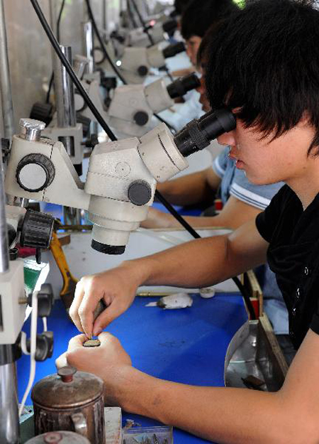 Jewelry industry develops in Ruili, China's Yunnan