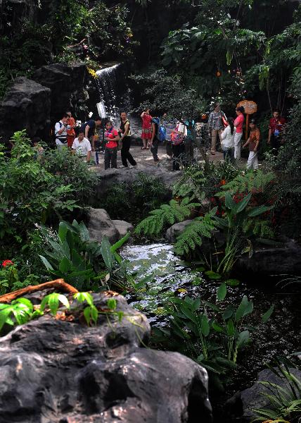 Tourists visit Greenhouse of Int'l Horticultural Exposition 2011 in China's Xi'an