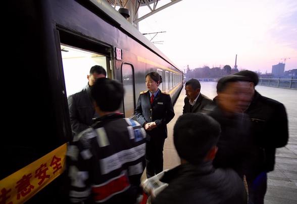 Migrant workers head home by train K4186 for family reunion