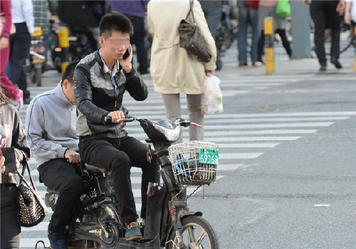 Mobile phone use a danger in traffic