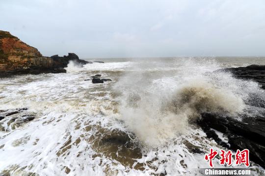 Strong typhoon Usagi hits south China