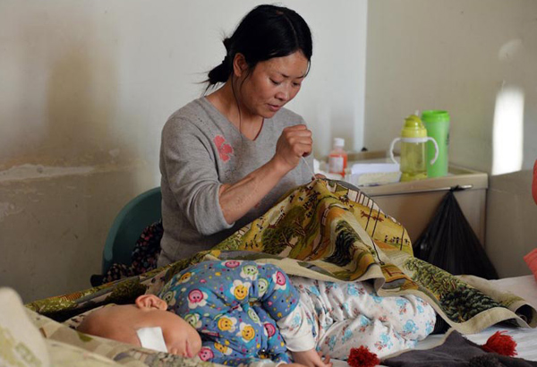 Mother does embroidery to help son who lost his eyes