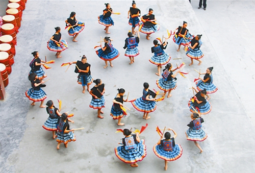 Students in Lihu Yao Village Central Primary School inherit folk culture