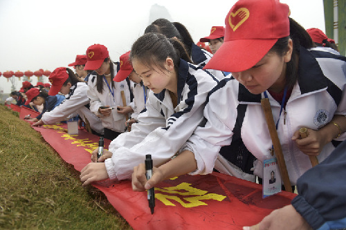 Hechi volunteers offer help on Lei Feng's Day