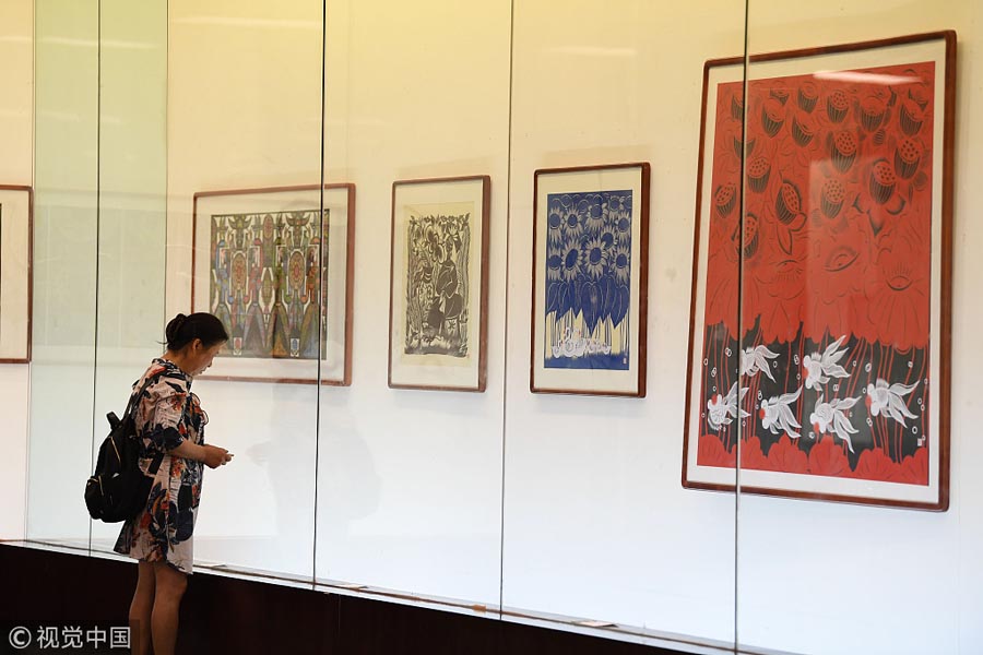 Exhibition in Guiyang blends traditional paper-cutting with fashion