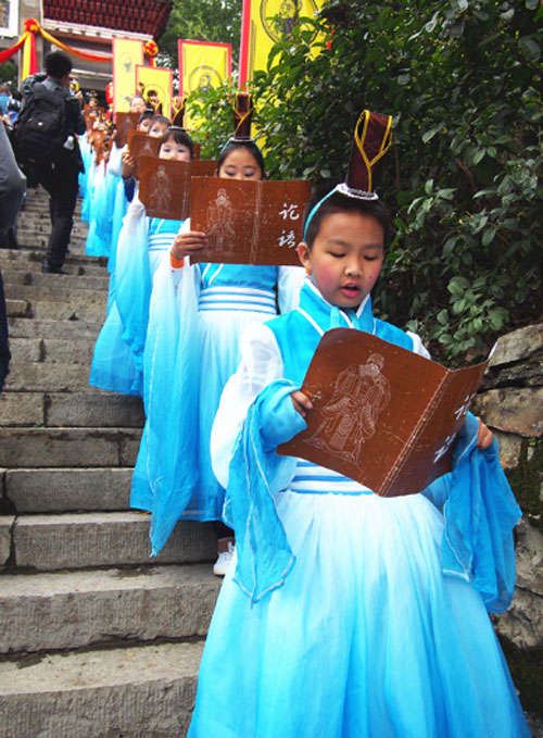 A ceremony for Confucius' birthday in Tongren