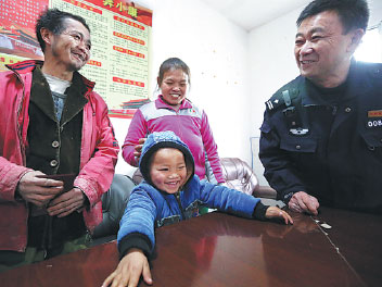 Policeman bonds with locals in rural Guizhou