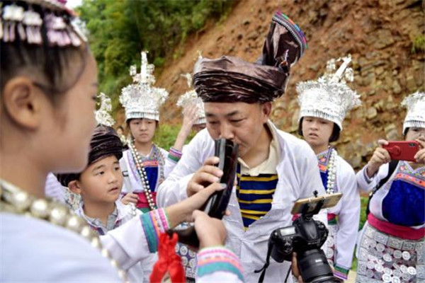 Zhejiang students experience Dong customs in Guizhou