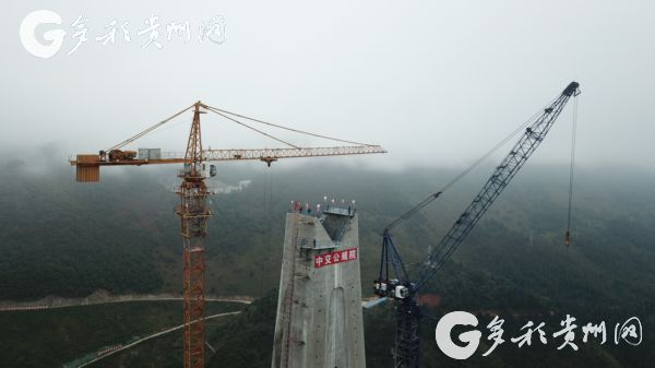 Guizhou Pingtang Grand Bridge breaks world record