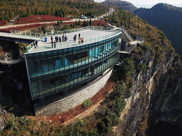 Gallery on cliff in China's Guizhou wows tourists