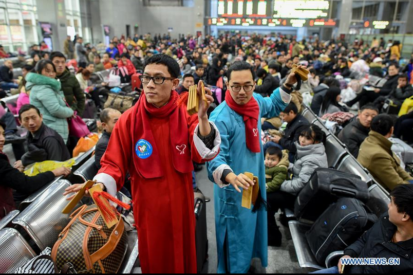 Volunteers stage performance for passengers at Guiyang Railway Station