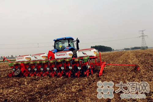 Fangcheng develops agriculture with machinery