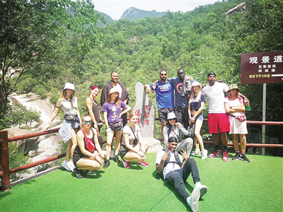 American basketball players visit Nanyang scenic spots