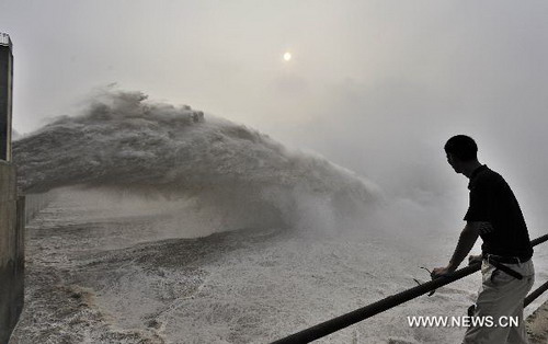 Three Gorges Dam withstands another flood peak