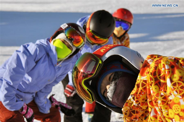 People attend sports meeting at skiing field in North China