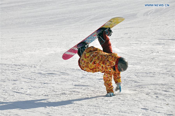 People attend sports meeting at skiing field in North China