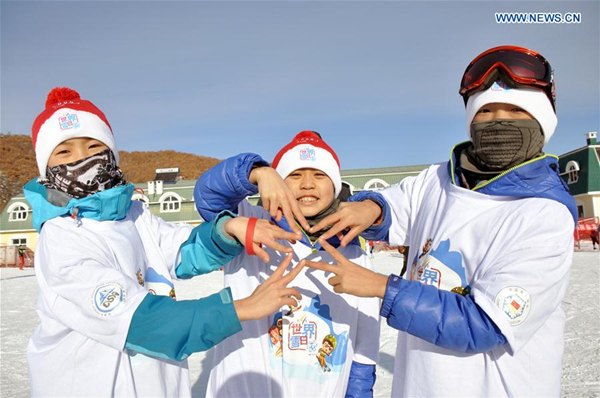 People attend sports meeting at skiing field in North China