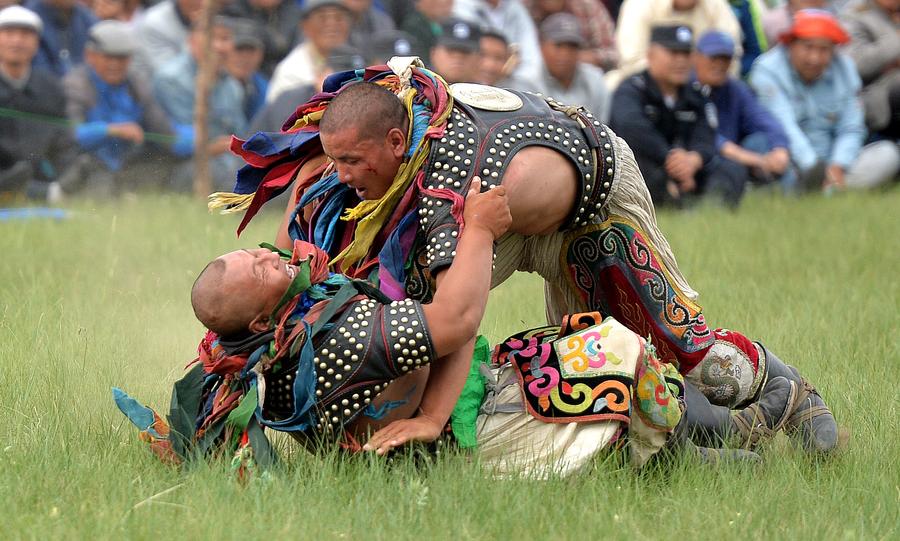 Local herdsmen celebrate traditional festival in Inner Mongolia