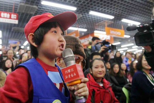 Bai Yansong meets book fans in Hohhot